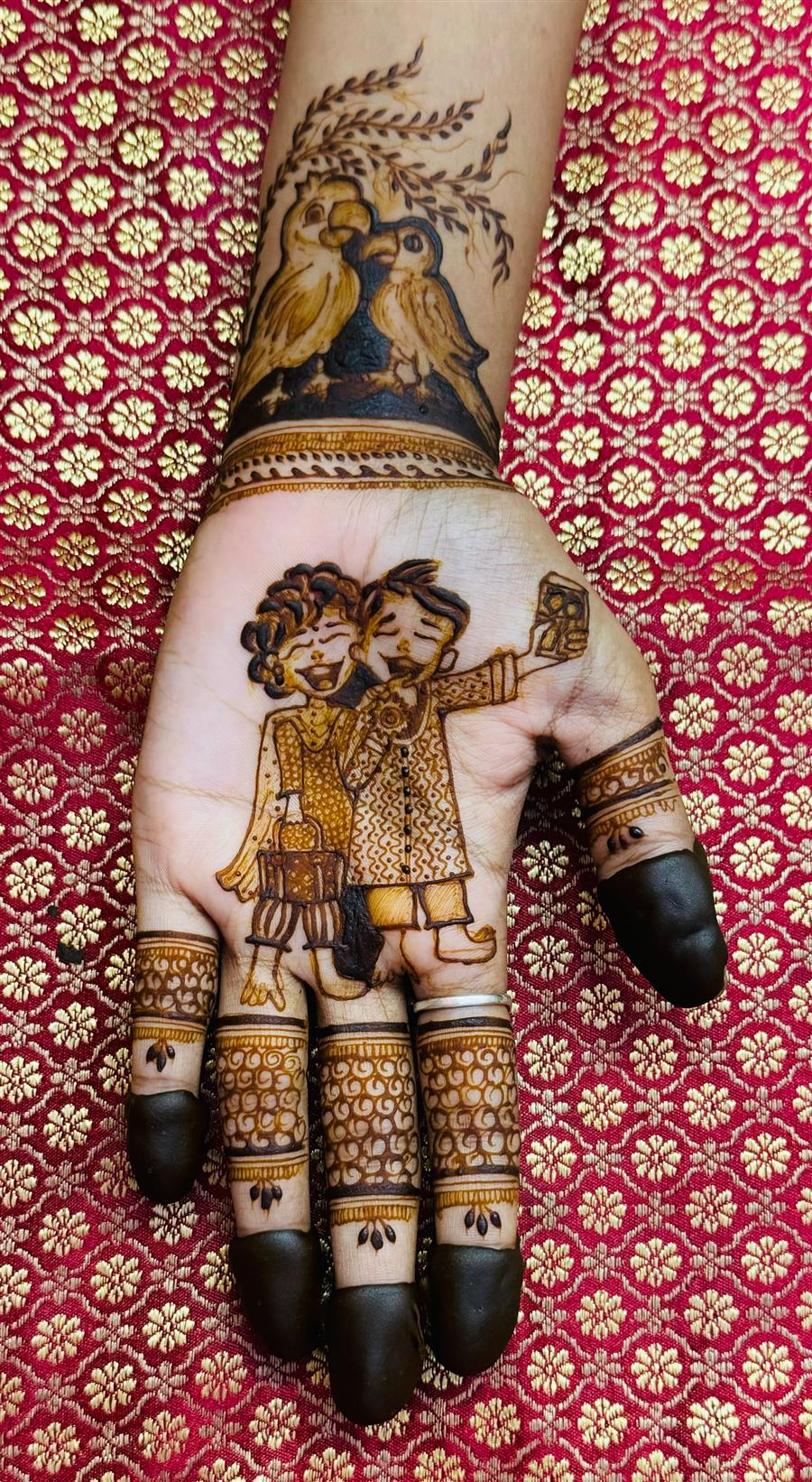 Cartoon couple taking a selfie drawn in henna
